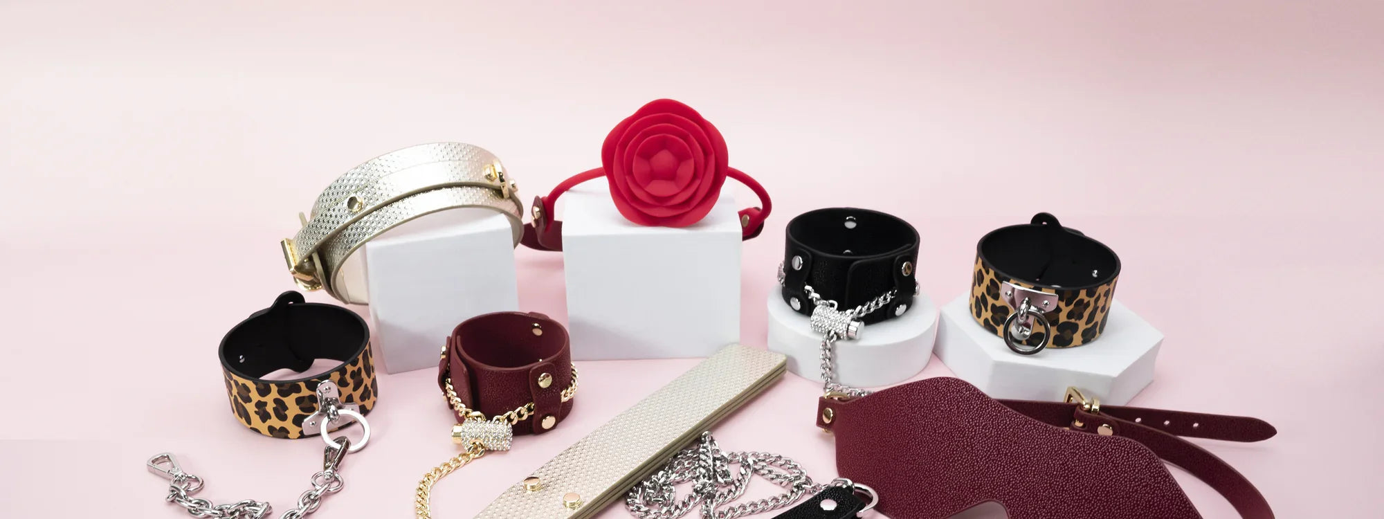 Accessoires BDSM : colliers, menottes, bâillon et bandeau en cuir
